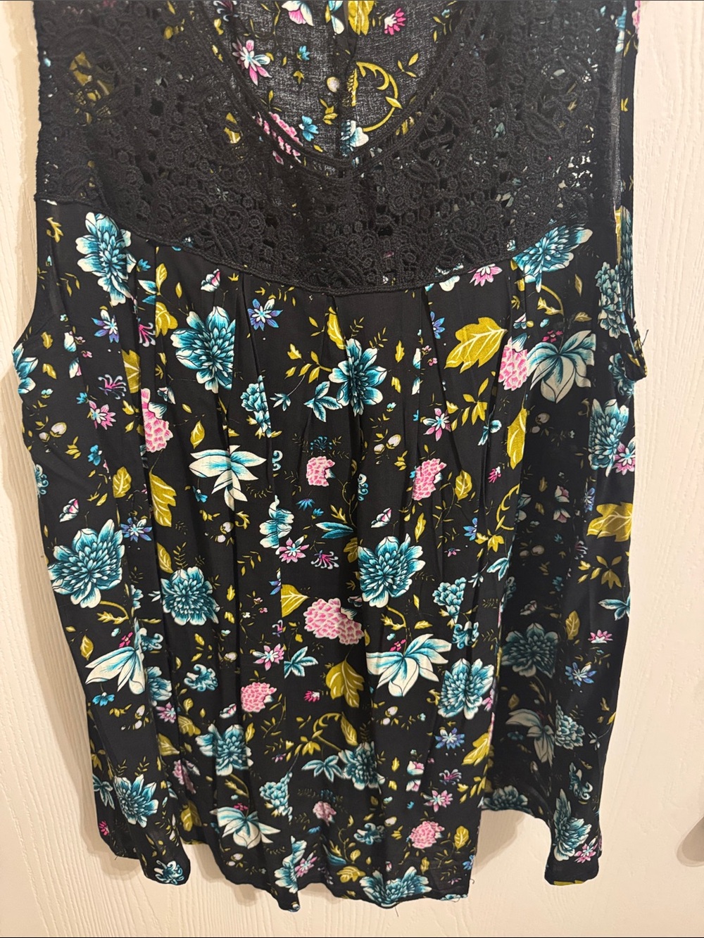 Hazel Black Floral Sleeveless Crocheted Trim Neckline Women’s XL Flowy Shirt Top - Picture 4 of 10
